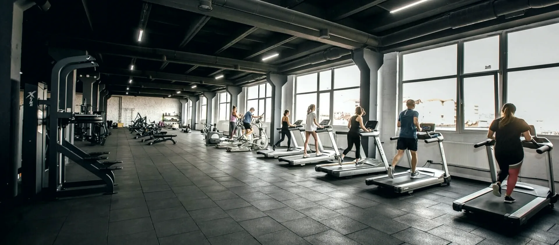 Зал кардіо FitMe з біговими доріжками та панорамними вікнами
